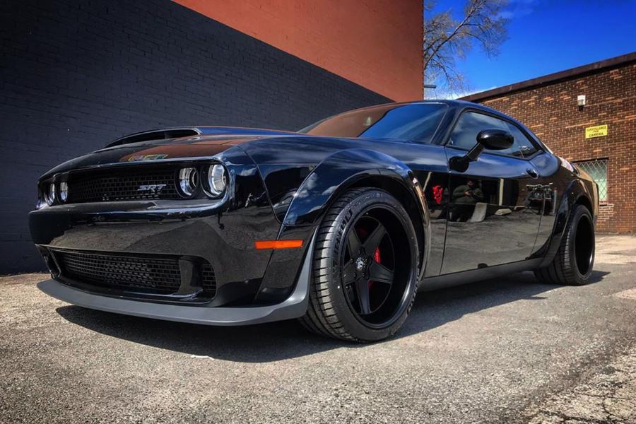  Dodge Challenger SRT Hellcat Black on Forgiato Wheels (FV1) 2019 года  (фото 1 из 3)